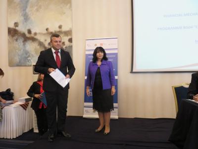 Mинистър Петкова връчи договори на 32 общини и 9 малки и средни предприятия по програмата BG04 