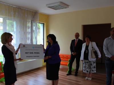 Министър Петкова връчи символичен чек на кмета на Габрово Таня Христова 
