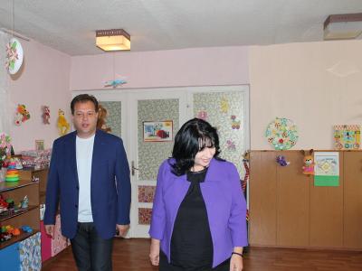 Министър Петкова посети в детска градина 