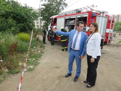 Заместник-министър Жечо Станков и областният управител на Перник Ирена Соколова на мястото на инцидента