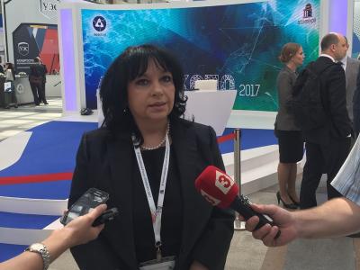 Министър Петкова посети Международен форум 