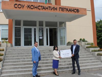 Енергийният министър връчи символичен чек на кмета на град Бургас на стойност 824 520 лева