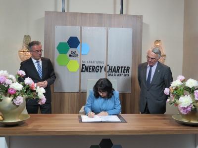 Mинистър Темeнужка Петкова подписа новата Международна енергийна харта