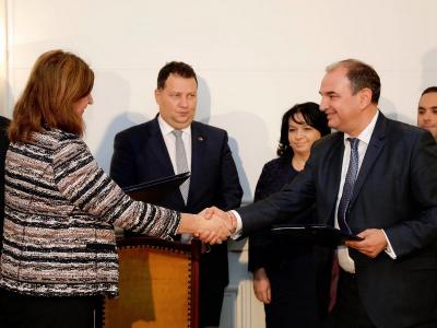 Министър Петкова на подписването на договор за аварийна доставка на електроенергия между преносните оператори на България и Румъния