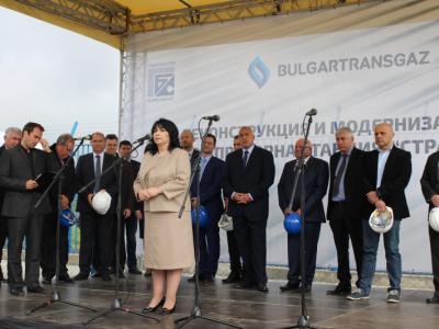 Министър Петкова на церемонията по откриване на компресорна станция 