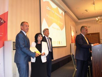 Министър Петкова награди българските предприятия от бранша, постигнали най-високи годишни резултати през изминалата година, както и тези приложили иновации в производствения си процес на работа