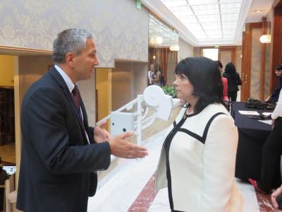 Министър Петкова разговаря с председателя на Българската федерация на индустриалните енергийни консуматори Константин Стаменов по време на конференцията 