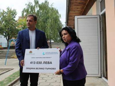 Министър Петкова връчи символичен чек на кмета на Велико Търново Даниел Панов 