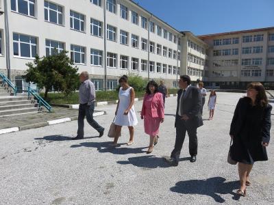 Министър Петкова посети II ОУ 