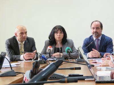 Министър Петкова на пресконференция след срещата със синдикатите, топлофикациите и въгледобивните предприятия 