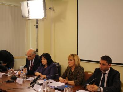 Mинистър Петкова участва в дискусия по проблемите на потребителите на топлинна енергия в страната