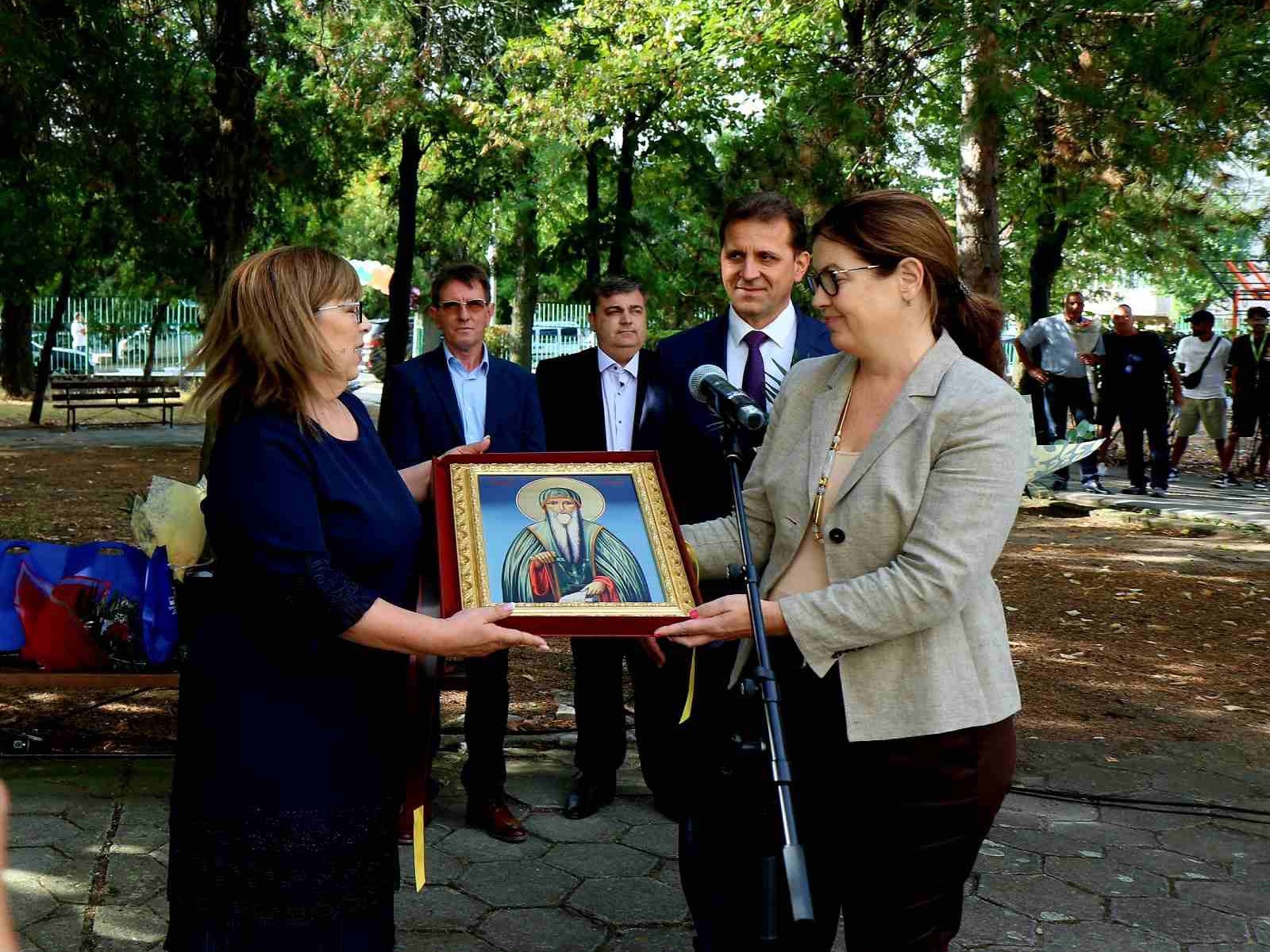 Ива Петрова на първия учебен ден в Раднево: Деца, не бързайте към дипломата - търсете това, в което искате да сте добри