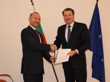 Министърът на енергетиката подписа ключови споразумения с ЕБВР