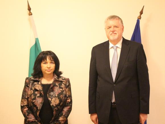 Министър Петкова и посланик Салбер обсъдиха  реализацията на хъб 